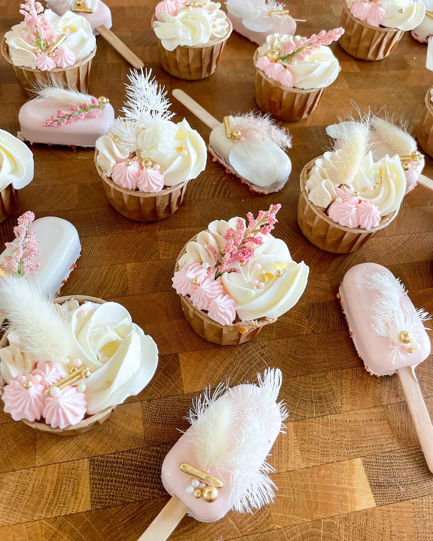 Feather and pearl petite cake pops